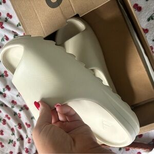 YEEZY SLIDES MEN SIZE 13